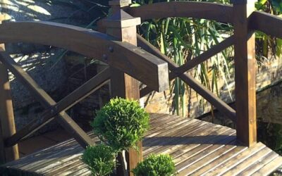 Diseño de estanques y puentes en jardines japoneses