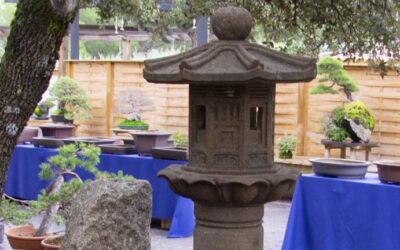 Linternas de piedra: Elementos esenciales en jardines japoneses
